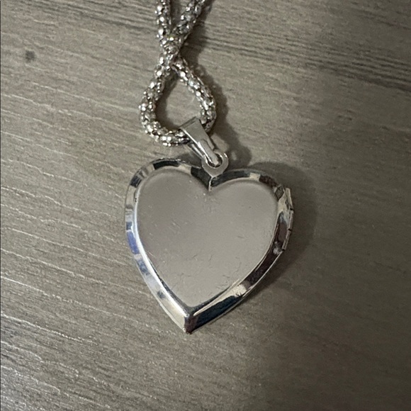 Heart locket Necklace with Rose Design in box - Picture 4 of 5